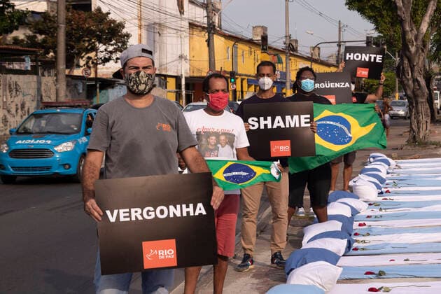 RIO DE JANEIRO, RJ - 24.03.2021: MANIFESTAÇÃO PELOS 300 MIL MORTOS DA COVID - Demonstration organized by the NGO, Rio de Paz in front of the Ronaldo Gazzola municipal hospital, in the neighborhood of Acari, RJ this Wednesday afternoon (24), when Brazil reached the mark of 300 thousand dead by the covid-19 x2046355x  CarlosxEliasxJunior