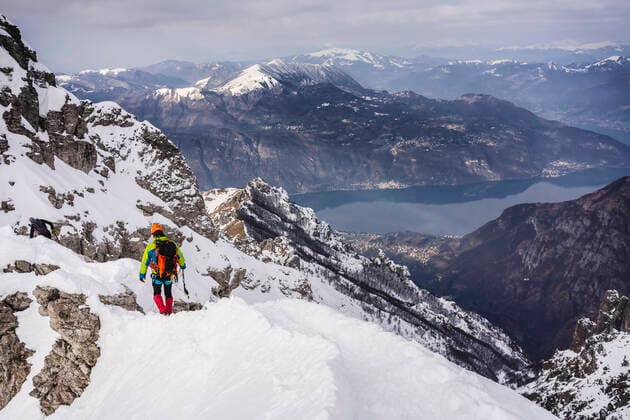 Man hiking on snow covered mountain during vacations model released Symbolfoto MCVF00742