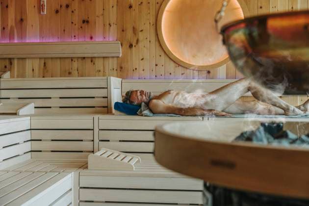 IMAGO Creative, Jahreszeit Winter, Wellness im Spa Naked man relaxing in Finnish sauna model released Symbolfoto property released MFF07362