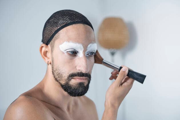 Man wearing hair net setting cheek with face powder brush model released Symbolfoto property released RDGF00310