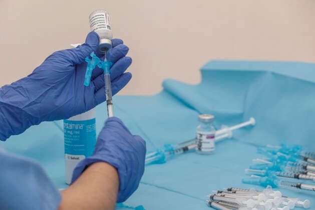 A healthcare professional holds a syringe next to a vial of AstraZeneca s vaccine at the Hospital la Fe in Valencia, Valencia, Valencia, Spain, 24 March 2021. Vaccination against covid-19 with AstraZeneca vials resumes today in the three field hospitals of the Valencian Community and it is expected that this week the first doses will be administered with these injections to about 90,000 teachers and other essential professional groups, as confirmed by sources of the Conselleria de Sanidad. 24 MARCH 2021;ASTRAZENECA;VALENCIA;VALENCIAN COMMUNITY;VACCINE Rober Solsona LagenciaEP 03 24 2021 VALENCIA, VALENCIAN COMMUNITY VALENCIA, VALENCIAN COMMUNITY Spain Copyright: xRoberxSolsonax 3619049