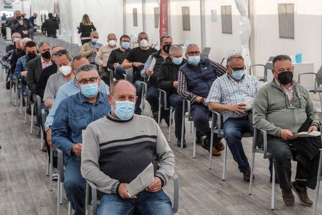 Several men go to receive the first dose of the AstraZeneca vaccine at the Hospital la Fe, in Valencia, Valencia (Spain), 24 March 2021. The vaccination against covid-19 with AstraZeneca vials resumes today in the three field hospitals of the Valencian Community and it is expected that this week the first doses will be administered with these injections to about 90,000 teachers and other essential professional groups, as confirmed by sources of the Ministry of Health. 24 MARCH 2021;ASTRAZENECA;VALENCIA;VALENCIAN COMMUNITY;VACCINE Rober Solsona LagenciaEP 03 24 2021 VALENCIA, VALENCIAN COMMUNITY VALENCIA, VALENCIAN COMMUNITY Spain Copyright: xRoberxSolsonax 3619157