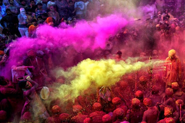 Bilder des Jahres 2021, News 03 März News Themen der Woche KW12 News Bilder des Tages March 24, 2021, Mathura, Uttar Pradesh, India: Hindu devotees play with colourful powders (Gulal) at Radharani Temple of Nandgaon in Mathura during the HOLI festival..Holi Festival of India is one of the biggest colourful celebration in India as many Tourists and devotees gather to observe this colourful event. Mathura India - ZUMAs197 20210324_zaa_s197_125 Copyright: xAvishekxDasx