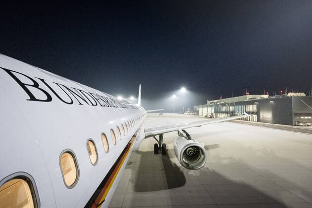Ein Flugzeug der Flugbereitschaft der Bundeswehr, anlaesslich der Reise des Bundesaussenminister Maas nach Libyen am Flughafen BER in Berlin. 25.03.2021. Berlin Deutschland *** An airplane of the Bundeswehr Air Force, on the occasion of the trip of the German Foreign Minister Maas to Libya at the airport BER in Berlin 25 03 2021 Berlin Germany Copyright: xFelixxZahn photothek.netx