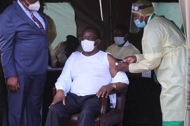 News Bilder des Tages (210324) -- VICTORIA FALLS (ZIMBABWE), March 24, 2021 -- Zimbabwean President Emmerson Mnangagwa (C) receives the COVID-19 vaccine in Victoria Falls, Zimbabwe, on March 24, 2021. Mnangagwa got his first shot of China s Sinovac COVID-19 vaccine in Victoria Falls on Wednesday. (Photo by Xinhua) ZIMBABWE-VICTORIA FALLS-PRESIDENT-COVID-19 VACCINE ChenxYaqin 
