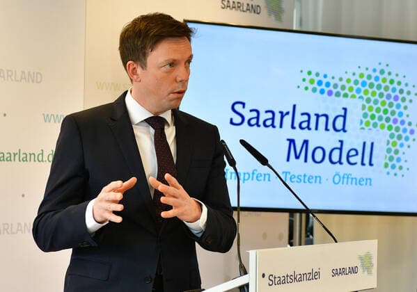 Saarlands Ministerpräsident Tobias Hans (CDU) und Wirtschaftsministerin Anke Rehlinger (SPD) stellen am Donnerstag (25.3.2021) eine neue Strategie für das Saarland vor: Impfen, Testen, Öffnen nennt sich die Leitlinie.