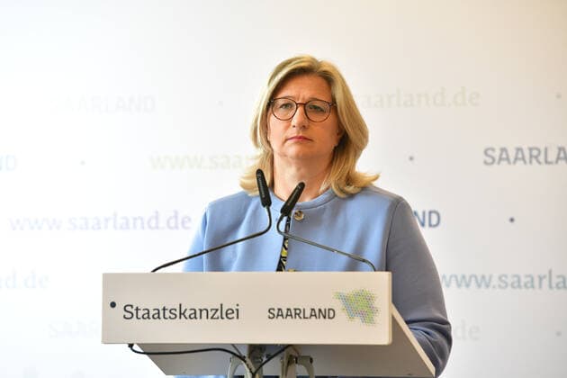 Saarlands Ministerpräsident Tobias Hans (CDU) und Wirtschaftsministerin Anke Rehlinger (SPD) stellen am Donnerstag (25.3.2021) eine neue Strategie für das Saarland vor: Impfen, Testen, Öffnen nennt sich die Leitlinie. *** Saarlands Minister President Tobias Hans CDU and Minister of Economic Affairs Anke Rehlinger SPD present a new strategy for the Saarland on Thursday 25 3 2021 Vaccinate, Test, Open is the guiding principle bub