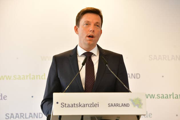 Saarlands Ministerpräsident Tobias Hans (CDU) und Wirtschaftsministerin Anke Rehlinger (SPD) stellen am Donnerstag (25.3.2021) eine neue Strategie für das Saarland vor: Impfen, Testen, Öffnen nennt sich die Leitlinie.