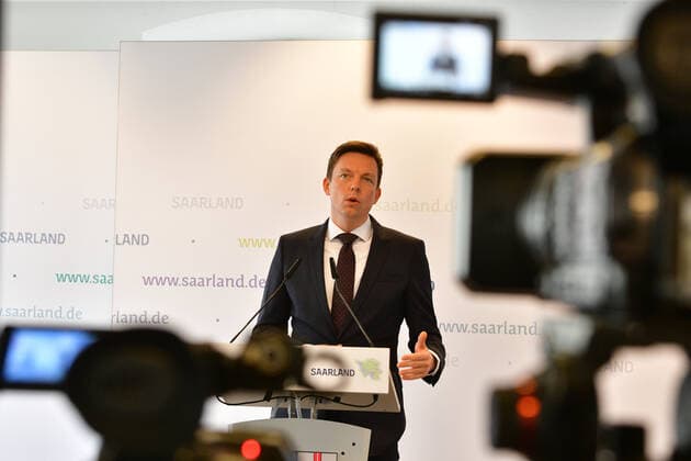 Saarlands Ministerpräsident Tobias Hans (CDU) und Wirtschaftsministerin Anke Rehlinger (SPD) stellen am Donnerstag (25.3.2021) eine neue Strategie für das Saarland vor: Impfen, Testen, Öffnen nennt sich die Leitlinie.