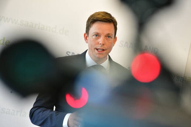 Saarlands Ministerpräsident Tobias Hans (CDU) und Wirtschaftsministerin Anke Rehlinger (SPD) stellen am Donnerstag (25.3.2021) eine neue Strategie für das Saarland vor: Impfen, Testen, Öffnen nennt sich die Leitlinie.