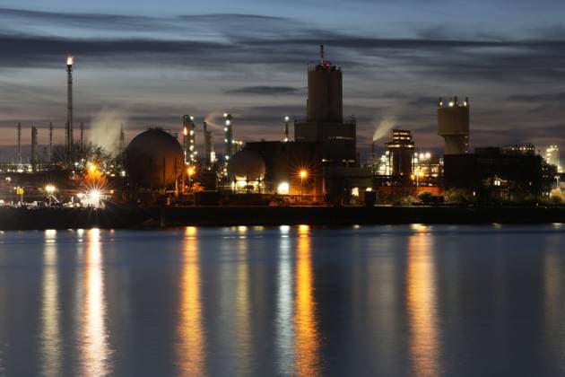 Abendaufnahme von der BASF in Ludwigshafen mit dem Rhein im Vordergrund