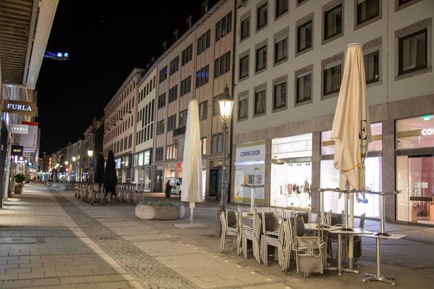 Coronavirus in München: Szenen am Abend, Die Münchner Innenstadt und Fußgängerzone ist am Abend Nacht des 24.3.2021 ziemlich leer. - The Munich pedestrian zone is almost empty at the night of March 24 2021. München Bayern Deutschland