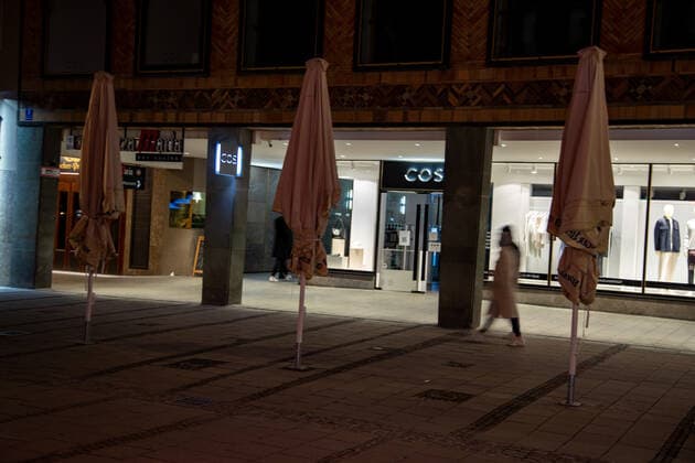 Coronavirus in München: Szenen am Abend, Die Münchner Innenstadt und Fußgängerzone ist am Abend Nacht des 24.3.2021 ziemlich leer. - The Munich pedestrian zone is almost empty at the night of March 24 2021. München Bayern Deutschland