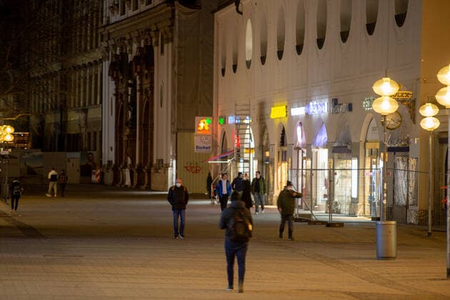 Coronavirus in München: Szenen am Abend, Die Münchner Innenstadt und Fußgängerzone ist am Abend Nacht des 24.3.2021 ziemlich leer. - The Munich pedestrian zone is almost empty at the night of March 24 2021. München Bayern Deutschland