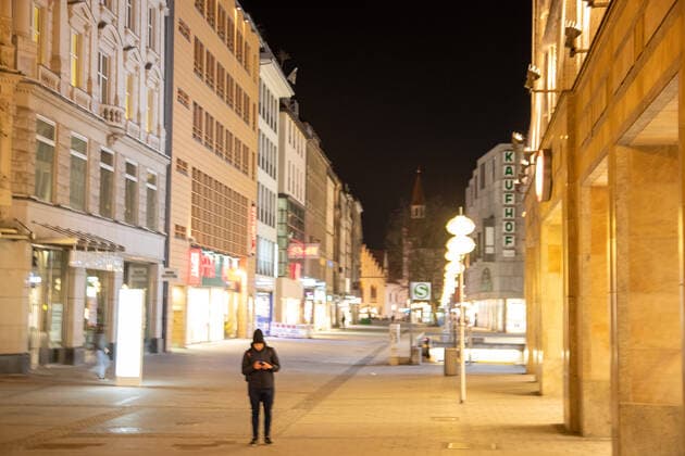 Coronavirus in München: Szenen am Abend, Die Münchner Innenstadt und Fußgängerzone ist am Abend Nacht des 24.3.2021 ziemlich leer. - The Munich pedestrian zone is almost empty at the night of March 24 2021. München Bayern Deutschland