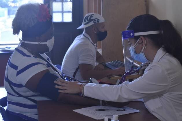 Coronavirus in Kuba, Impfungen mit regionalem Impfstoff in Havanna (210325) -- HAVANA, March 25, 2021 -- A medical worker measures blood pressure for a volunteer for inoculation at a community clinic in Havana, Cuba, on March 24, 2021. TO GO WITH Feature: Cuba inoculates medical workers against COVID-19 as homegrown vaccines enter final stage of trial ) CUBA-HAVANA-COVID-19-VACCINATION ZhuxWanjun 