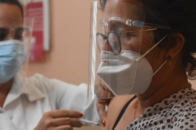 Coronavirus in Kuba, Impfungen mit regionalem Impfstoff in Havanna (210325) -- HAVANA, March 25, 2021 -- A medical worker administers a dose of locally made COVID-19 vaccine Soberana 02 to a volunteer at a community clinic in Havana, Cuba, on March 24, 2021. TO GO WITH Feature: Cuba inoculates medical workers against COVID-19 as homegrown vaccines enter final stage of trial ) CUBA-HAVANA-COVID-19-VACCINATION ZhuxWanjun 