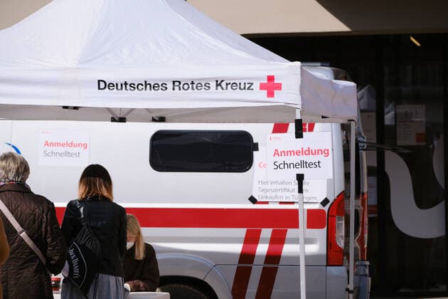 Tuebingen Themen Modellprojekt Oeffnen mit Sicherheit, Tuebingen, 25.03.2021 Corona Schnelltest Station am Marktplatz, am Tuebinger Rathaus. Tuebingen, 25.03.2021 Copyright: xEibner-Pressefoto ThomasxDingesx EP_TDS
