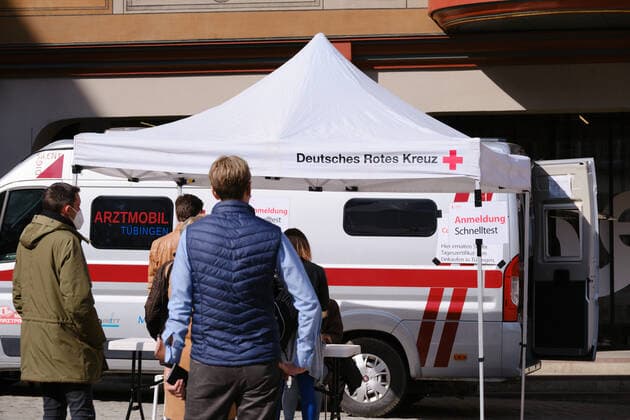 Tuebingen Themen Modellprojekt Oeffnen mit Sicherheit, Tuebingen, 25.03.2021 Corona Schnelltest Station am Marktplatz, am Tuebinger Rathaus. Tuebingen, 25.03.2021 Copyright: xEibner-Pressefoto ThomasxDingesx EP_TDS