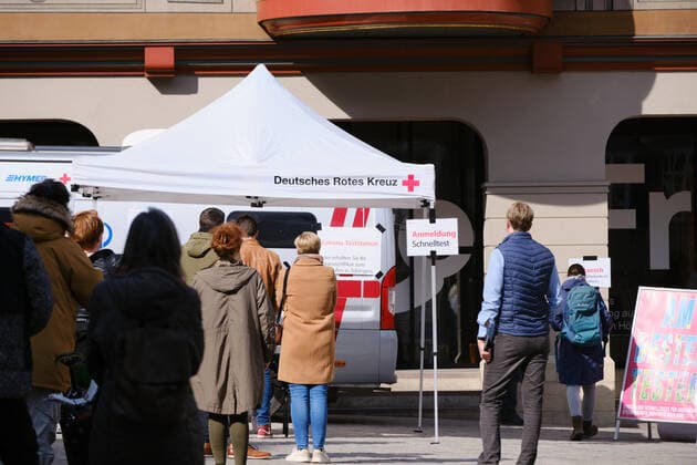 Tuebingen Themen Modellprojekt Oeffnen mit Sicherheit, Tuebingen, 25.03.2021 Corona Schnelltest Station am Marktplatz, am Tuebinger Rathaus. Tuebingen, 25.03.2021 Copyright: xEibner-Pressefoto ThomasxDingesx EP_TDS