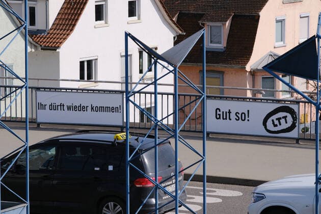 Tuebingen Themen Modellprojekt Oeffnen mit Sicherheit, Tuebingen, 25.03.2021 Beschilderung Ihr duerft wieder kommen des LTT (Landestheater Tuebingen) Tuebingen, 25.03.2021 Copyright: xEibner-Pressefoto ThomasxDingesx EP_TDS