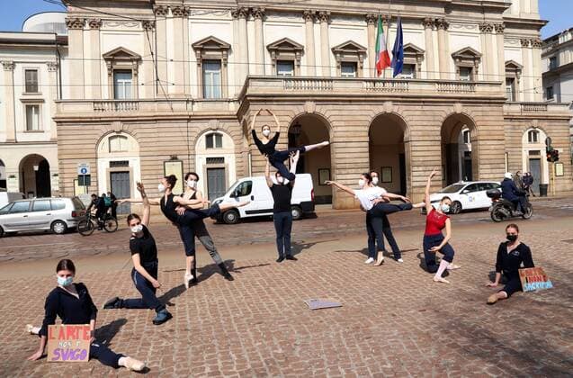 Coronavirus in Italien, Studenten der Mailänder Scala protestieren gegen Coronamaßnahmen foto ipp clemente marmorino milano 25 03 2021- coronavirus covid 19 - zona rossa - piazza della scala - protesta allievi scuola di danza classica e allievi accademia di brera protesta allievi scuola di danza