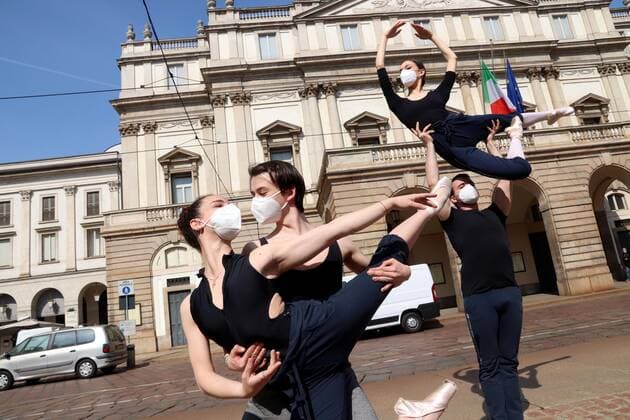 Coronavirus in Italien, Studenten der Mailänder Scala protestieren gegen Coronamaßnahmen foto ipp clemente marmorino milano 25 03 2021- coronavirus covid 19 - zona rossa - piazza della scala - protesta allievi scuola di danza classica e allievi accademia di brera protesta allievi scuola di danza