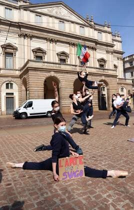 Coronavirus in Italien, Studenten der Mailänder Scala protestieren gegen Coronamaßnahmen foto ipp clemente marmorino milano 25 03 2021- coronavirus covid 19 - zona rossa - piazza della scala - protesta allievi scuola di danza classica e allievi accademia di brera protesta allievi scuola di danza