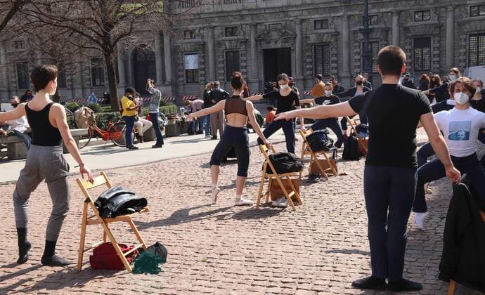 Coronavirus in Italien, Studenten der Mailänder Scala protestieren gegen Coronamaßnahmen foto ipp clemente marmorino milano 25 03 2021- coronavirus covid 19 - zona rossa - piazza della scala - protesta allievi scuola di danza classica e allievi accademia di brera protesta allievi scuola di danza