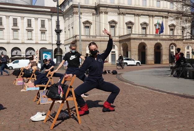 Coronavirus in Italien, Studenten der Mailänder Scala protestieren gegen Coronamaßnahmen foto ipp clemente marmorino milano 25 03 2021- coronavirus covid 19 - zona rossa - piazza della scala - protesta allievi scuola di danza classica e allievi accademia di brera protesta allievi scuola di danza