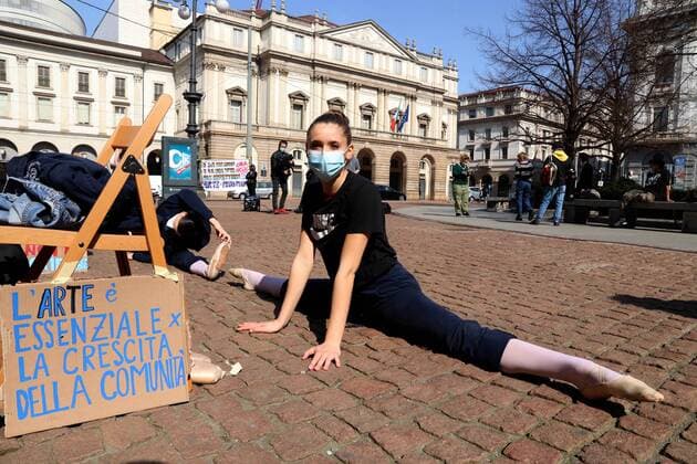 Coronavirus in Italien, Studenten der Mailänder Scala protestieren gegen Coronamaßnahmen foto ipp clemente marmorino milano 25 03 2021- coronavirus covid 19 - zona rossa - piazza della scala - protesta allievi scuola di danza classica e allievi accademia di brera protesta allievi scuola di danza