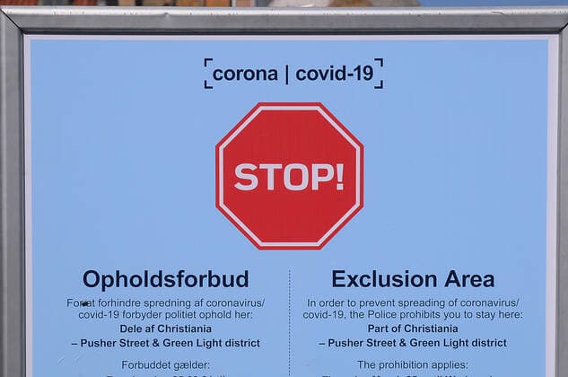 Coronavirus in Dänemark, Freistadt Christiania in Kopenhagen ist für Besucher gesperrt Copenhagen, Denmark. 25 March 2021, Danish police ovid-19 waring for exclusion area of christiania visitor and if not abey will cost fine 2,500 dk. almost 400 USdollars. (Photo..Francis Dean Deanpictures)