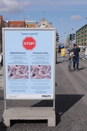 Coronavirus in Dänemark, Freistadt Christiania in Kopenhagen ist für Besucher gesperrt Copenhagen, Denmark. 25 March 2021, Danish police ovid-19 waring for exclusion area of christiania visitor and if not abey will cost fine 2,500 dk. almost 400 USdollars. (Photo..Francis Dean Deanpictures)