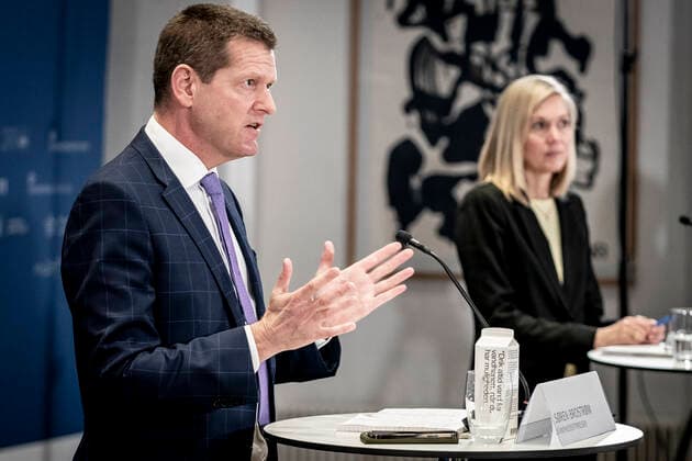 Coronavirus in Dänemark, PK in Kopenhagen zum 14 tägigen AstraZeneca Impfstopp Enhedschef i Laegemiddelstyrelsen, Tanja Erichsen og direktoer for Sundhedsstyrelsen, Soeren Brostroem holder pressebriefing om status paa undersoegelse af AstraZeneca vaccinen som har vaeret paa 14 dages pause og det sker i Eigtveds Pakhus i Koebenhavn, torsdag den 25. marts 2021.. , Copenhagen Denmark Copyright: RitzauxScanpix MadsxClausxRasmussenx COP107 spdk20210325-141251-L