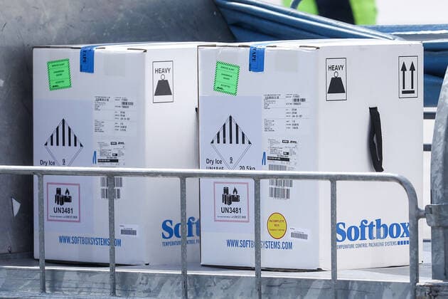 Coronavirus in Bosnien und Herzegowina, Ankunft von Pfizer-Impfstoff in Sarajewo PXL_Pfizer™s vaccine 23,000 doses of Pfizer™s vaccine from the COVAX program arrived at Sarajevo airport, in Bosnia, on March 25, 2021. ArminxDurgut PIXSELL