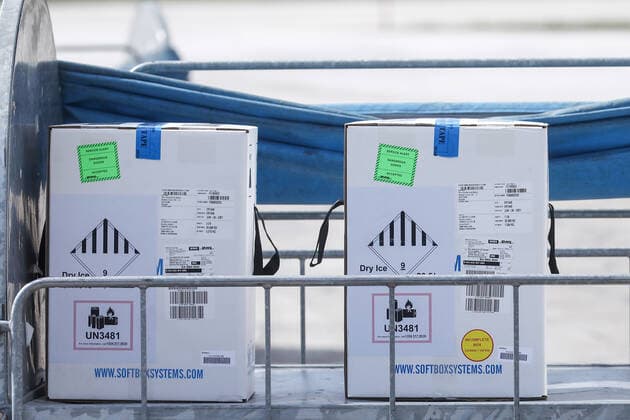 Coronavirus in Bosnien und Herzegowina, Ankunft von Pfizer-Impfstoff in Sarajewo PXL_Pfizer™s vaccine 23,000 doses of Pfizer™s vaccine from the COVAX program arrived at Sarajevo airport, in Bosnia, on March 25, 2021. ArminxDurgut PIXSELL