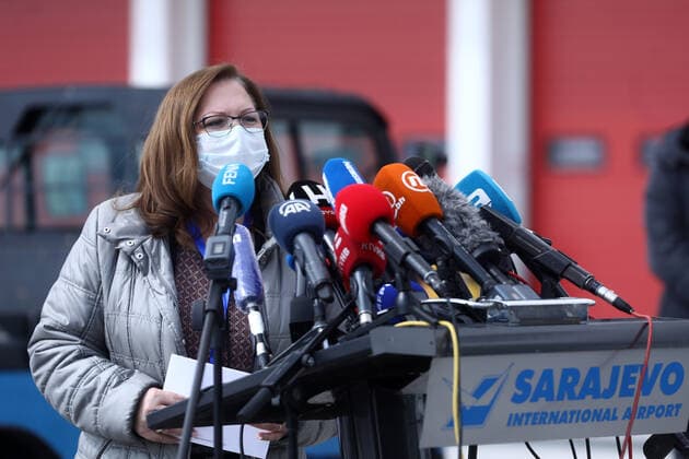 Coronavirus in Bosnien und Herzegowina, Ankunft von Pfizer-Impfstoff in Sarajewo PXL_Pfizer™s vaccine Ankica Gudeljevic at press conference after 23,000 doses of Pfizer™s vaccine from the COVAX program arrived at Sarajevo airport, in Bosnia, on March 25, 2021 ArminxDurgut PIXSELL