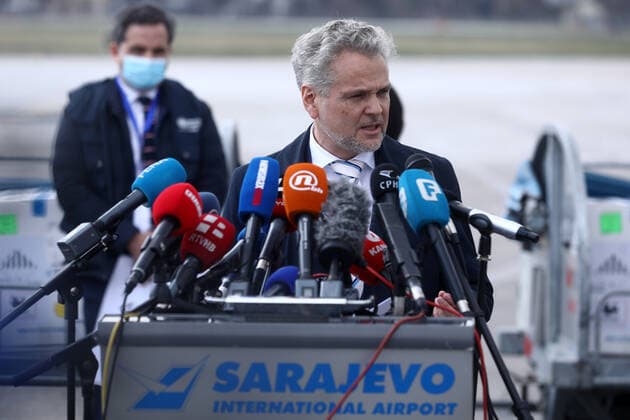 Coronavirus in Bosnien und Herzegowina, Ankunft von Pfizer-Impfstoff in Sarajewo PXL_Pfizer™s vaccine Johann Sattler at press conference after 23,000 doses of Pfizer™s vaccine from the COVAX program arrived at Sarajevo airport, in Bosnia, on March 25, 2021 ArminxDurgut PIXSELL