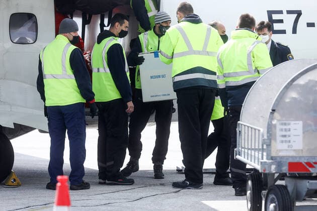 Coronavirus in Bosnien und Herzegowina, Ankunft von Pfizer-Impfstoff in Sarajewo PXL_Pfizer™s vaccine 23,000 doses of Pfizer™s vaccine from the COVAX program arrived at Sarajevo airport, in Bosnia, on March 25, 2021. ArminxDurgut PIXSELL