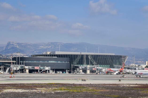 Coronavirus in Frankreich, Eindrücke vom Flughafen in Nizza Terminal 2 - Aeroport Nice Cote d Azur durant le 3eme Confinement. NEWS : Aeroport Nice Cote d Azur - 3eme Confinement - 25 03 2021 LionelUrman Panoramic 