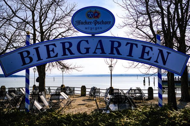Geschlossener Biergarten 25.03.2021: Ein geschlossener Biergarten am Ufer des Ammersees bei Stegen (Inning am Ammersee; Oberbayern) mit Blick in Richtung Alpen. Inning Bayern Deutschland