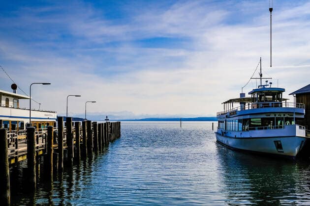 Frühlingswetter am Ammersee 25.03.2021: Schiffe bei Frühlingswetter im Hafen von Stegen (Inning am Ammersee; Oberbayern) mit Blick in Richtung Alpen. Inning Bayern Deutschland