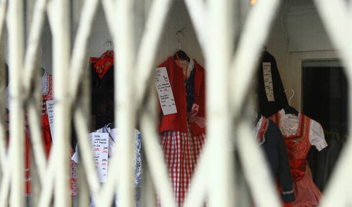 Schaufenster eines wegen des Lockdowns geschlossenen Bekleidungsgeschäfts in der Hamburger Innenstadt. Innenstadt Hamburg