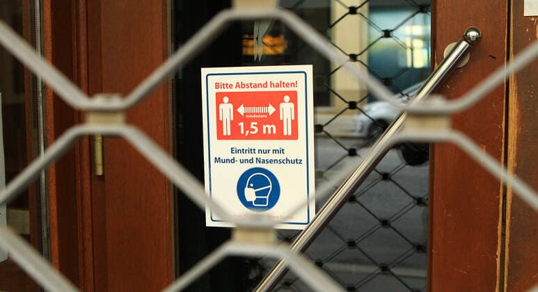 Tür eines wegen des Lockdowns geschlossenen Restaurants in der Hamburger Innenstadt. Innenstadt Hamburg