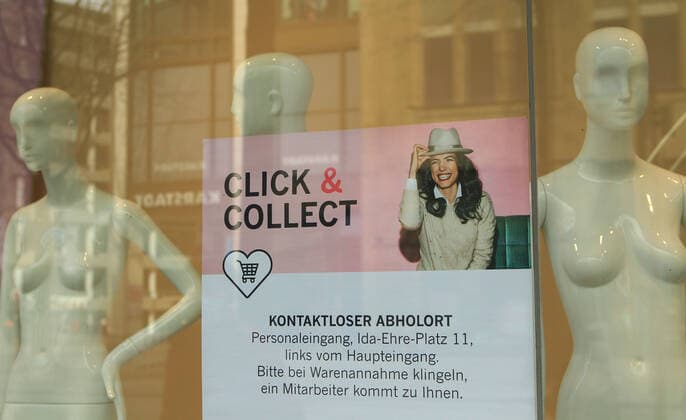 Im Schaufenster eines wegen des Lockdowns geschlossenem Geschäftes in der Hamburger Innenstadt klebt ein Schild, das darauf hinweist, dass nur click and collect möglich ist. Innenstadt Hamburg