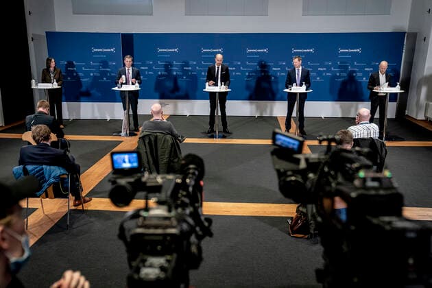 Sundhedsminister Magnus Heunicke, justitsminister Nick Haekkerup, Sundhedsstyrelsens direktoer Soeren Brostroem, direktoer i Statens Serum Institut Henrik Ullum samt direktoer i Styrelsen for Forsyningssikkerhed Lisbet Zilmer-Johns afholder pressemoede om status paa covid-19, genaabning og lokale nedlukninger, i Eigtveds Pakhus i Koebenhavn, torsdag den 25. marts 2021. , Copenhagen Denmark Copyright: RitzauxScanpix MadsxClausxRasmussenx COP109 spdk20210325-175525-L