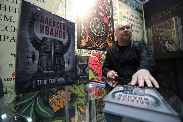 Bilder des Jahres 2021, Entertainment 03 MÃ¤rz Entertainment Themen der Woche KW12 Entertainment Bilder des Tages Alexei Iwanow BuchprÃ¤sentation in Moskau MOSCOW, RUSSIA - MARCH 25, 2021: Writer Alexei Ivanov holds a presentation event for his novel Teni Tevtonov Shadows of the Teutons as part of the Non fictionNo22 International Book Fair for High-Quality Fiction & Non-Fiction at Moscow s Gostiny Dvor Exhibition Centre. Sergei Karpukhin TASS  TS0FA7B5