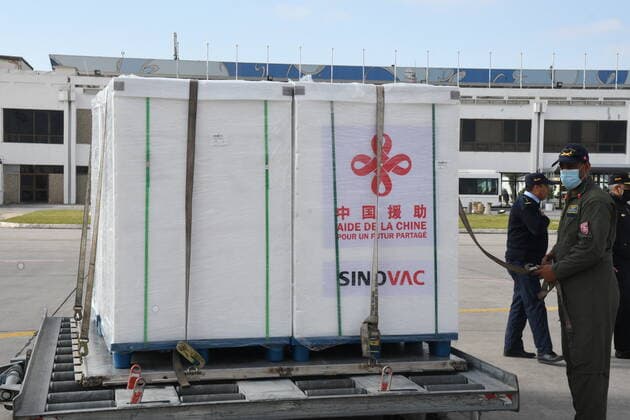 (210326) -- TUNIS, March 26, 2021 -- Airport workers unload the China-aided COVID-19 vaccine at the Carthage International Airport in Tunis, Tunisia, March 25, 2021. Tunisia received on Thursday a batch of COVID-19 vaccine donated by China and delivered aboard a military plane of the Tunisian Ministry of Defense. (Photo by Xinhua) TUNISIA-TUNIS-COVID-19 VACCINE-CHINA AID AdelxEzzine 
