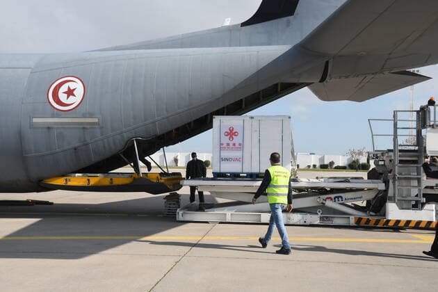 (210326) -- TUNIS, March 26, 2021 -- Airport workers unload the China-aided COVID-19 vaccine at the Carthage International Airport in Tunis, Tunisia, March 25, 2021. Tunisia received on Thursday a batch of COVID-19 vaccine donated by China and delivered aboard a military plane of the Tunisian Ministry of Defense. (Photo by Xinhua) TUNISIA-TUNIS-COVID-19 VACCINE-CHINA AID AdelxEzzine 