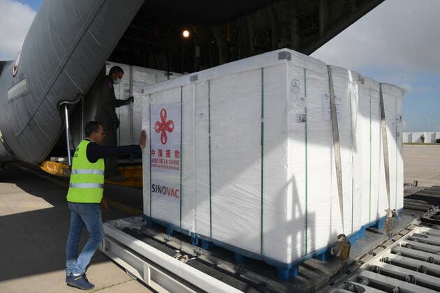 (210326) -- TUNIS, March 26, 2021 -- Airport workers unload the China-aided COVID-19 vaccine at the Carthage International Airport in Tunis, Tunisia, March 25, 2021. Tunisia received on Thursday a batch of COVID-19 vaccine donated by China and delivered aboard a military plane of the Tunisian Ministry of Defense. (Photo by Xinhua) TUNISIA-TUNIS-COVID-19 VACCINE-CHINA AID AdelxEzzine 